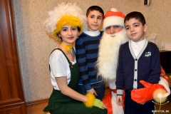 Дед Мороз и Хатутик поздравляют детишек)