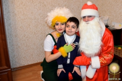 Дед Мороз и Хатутик поздравляют детишек)