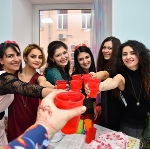 Прелестные армянки празднуют 8-е марта в Хатутик